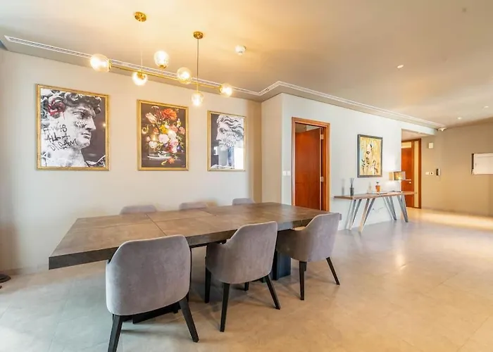 Luxury Retreat, City & Sea Views, Metro Nearby