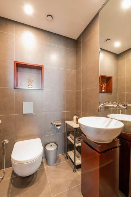 Апартаменти Luxury Retreat, & Sea Views, Metro Nearby Дубай