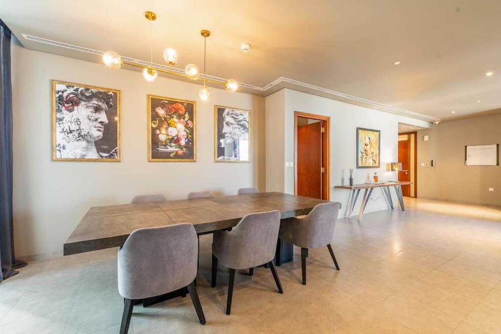 Апартаменти Luxury Retreat, & Sea Views, Metro Nearby