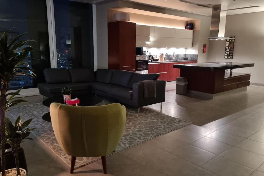 Luxury Retreat, & Sea Views, Metro Nearby Дубай