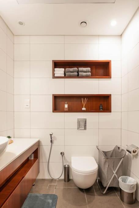 Luxury Retreat, & Sea Views, Metro Nearby Дубай