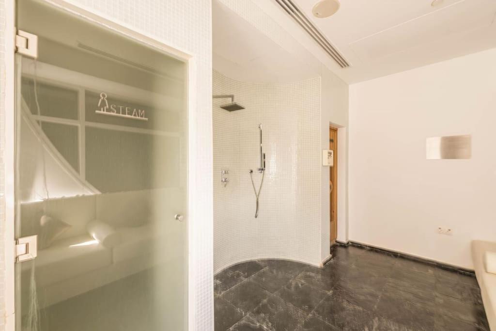Апартаменти Luxury Retreat, & Sea Views, Metro Nearby *