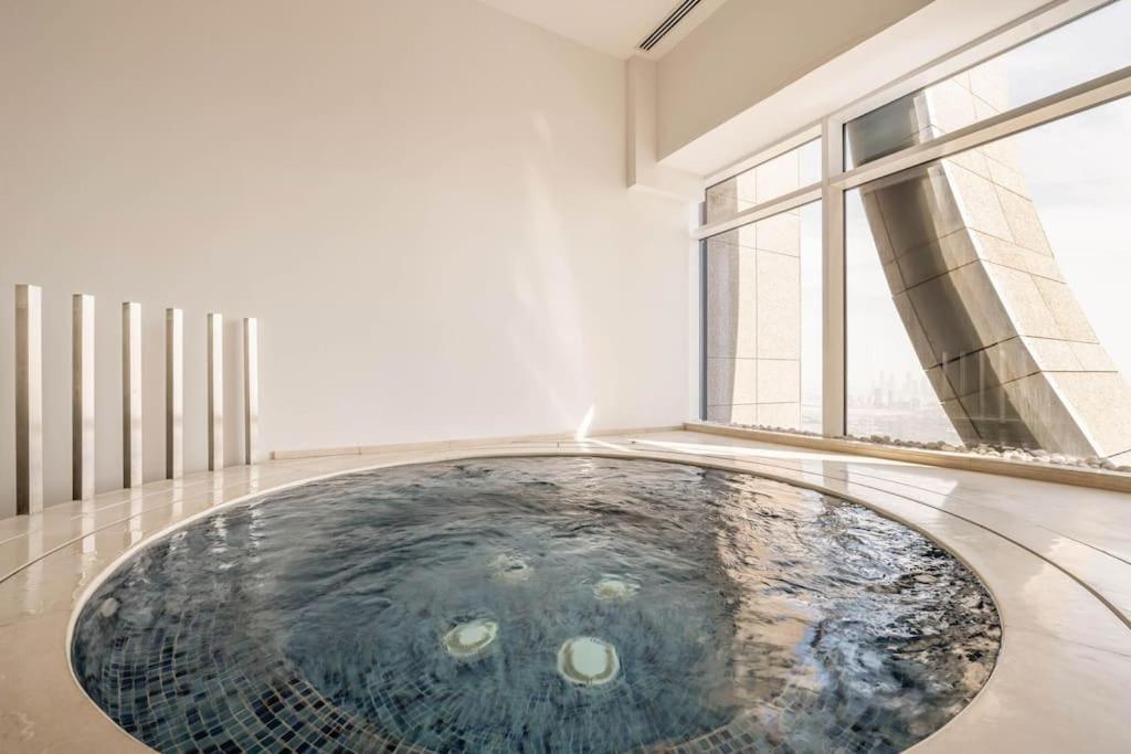 Luxury Retreat, & Sea Views, Metro Nearby Апартаменти Дубай