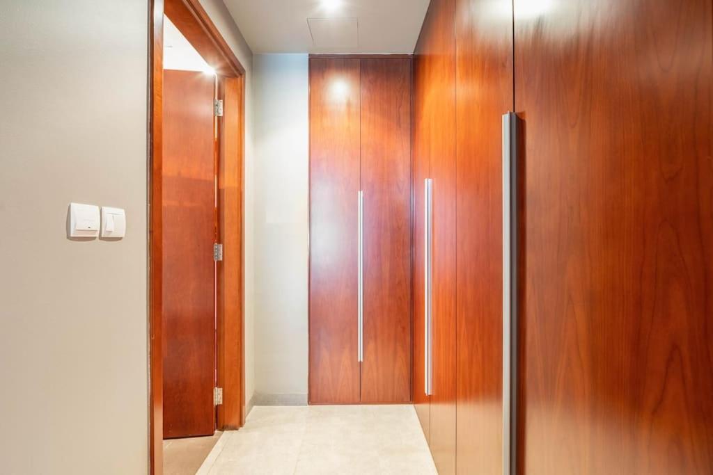 Luxury Retreat, & Sea Views, Metro Nearby * Дубай