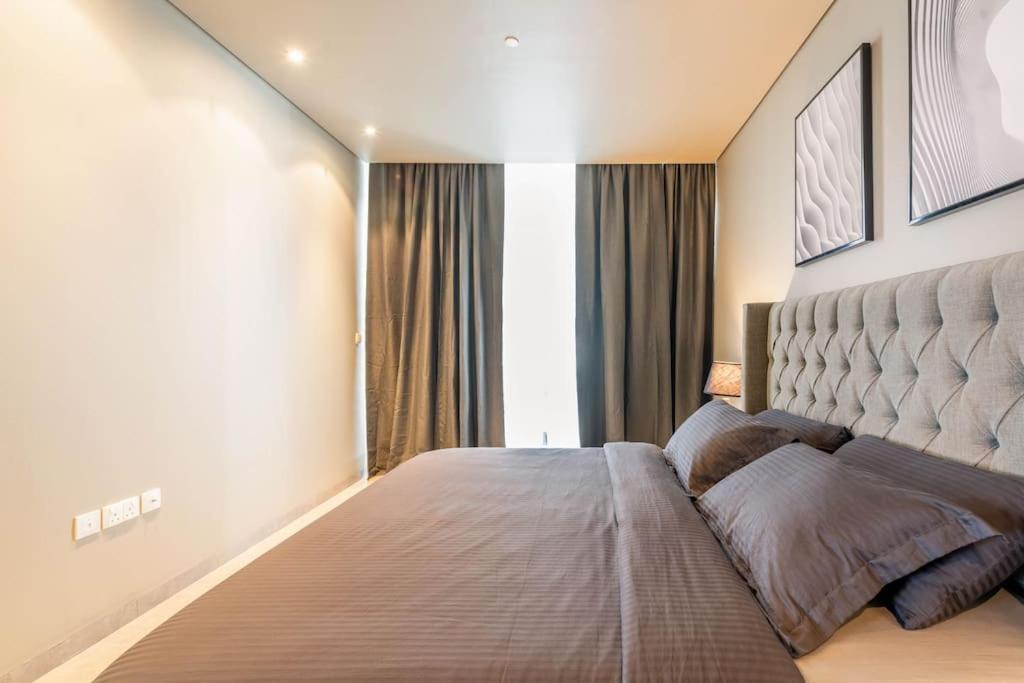 Luxury Retreat, & Sea Views, Metro Nearby Апартаменти Дубай