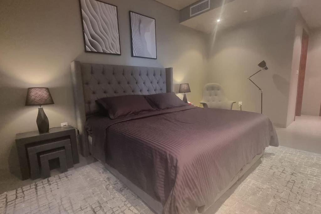 Luxury Retreat, & Sea Views, Metro Nearby Апартаменти