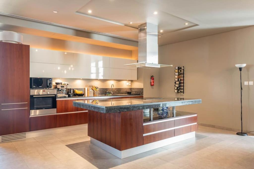 Luxury Retreat, & Sea Views, Metro Nearby Апартаменти