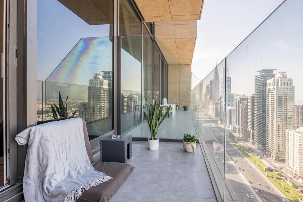 Luxury Retreat, & Sea Views, Metro Nearby Апартаменти Дубай