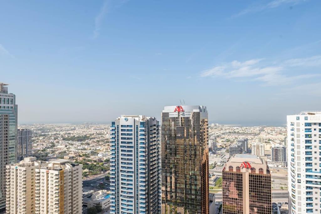 Luxury Retreat, & Sea Views, Metro Nearby Дубай