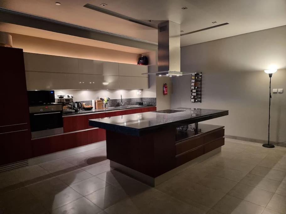 Luxury Retreat, & Sea Views, Metro Nearby Апартаменти *