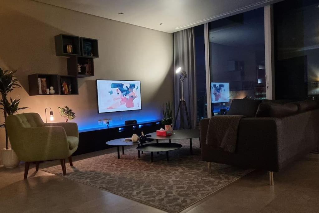 Luxury Retreat, & Sea Views, Metro Nearby * Дубай