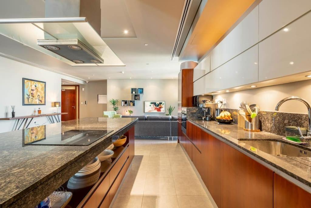 Luxury Retreat, & Sea Views, Metro Nearby Апартаменти Дубай